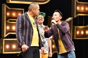 「有田ジェネレーション」でラップバトルを繰り広げるカミナリ。中央はシオマリアッチ。(c)TBS