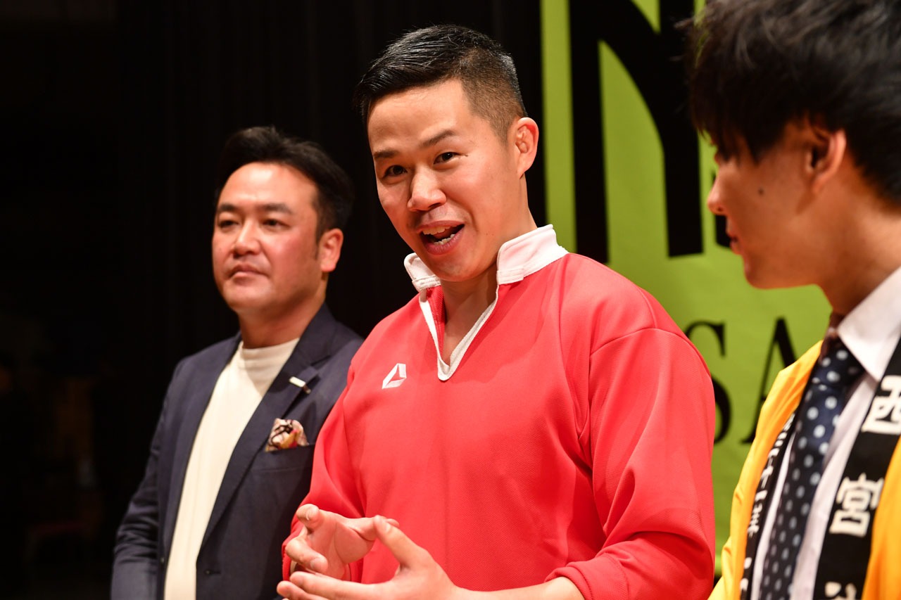 囲み取材で喜びを語るしんや（中央）。