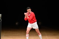 ラグビーネタを披露するしんや。