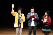 たむらけんじ（中央）と福本愛菜（右）がMCを担当。決勝のトーナメント抽選会には「開門神事福男選び」二番福の伊丹祐貴（左）が登場。