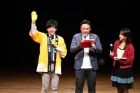 たむらけんじ（中央）と福本愛菜（右）がMCを担当。決勝のトーナメント抽選会には「開門神事福男選び」二番福の伊丹祐貴（左）が登場。