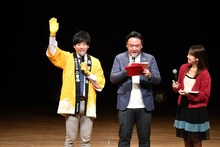 たむらけんじ（中央）と福本愛菜（右）がMCを担当。決勝のトーナメント抽選会には「開門神事福男選び」二番福の伊丹祐貴（左）が登場。