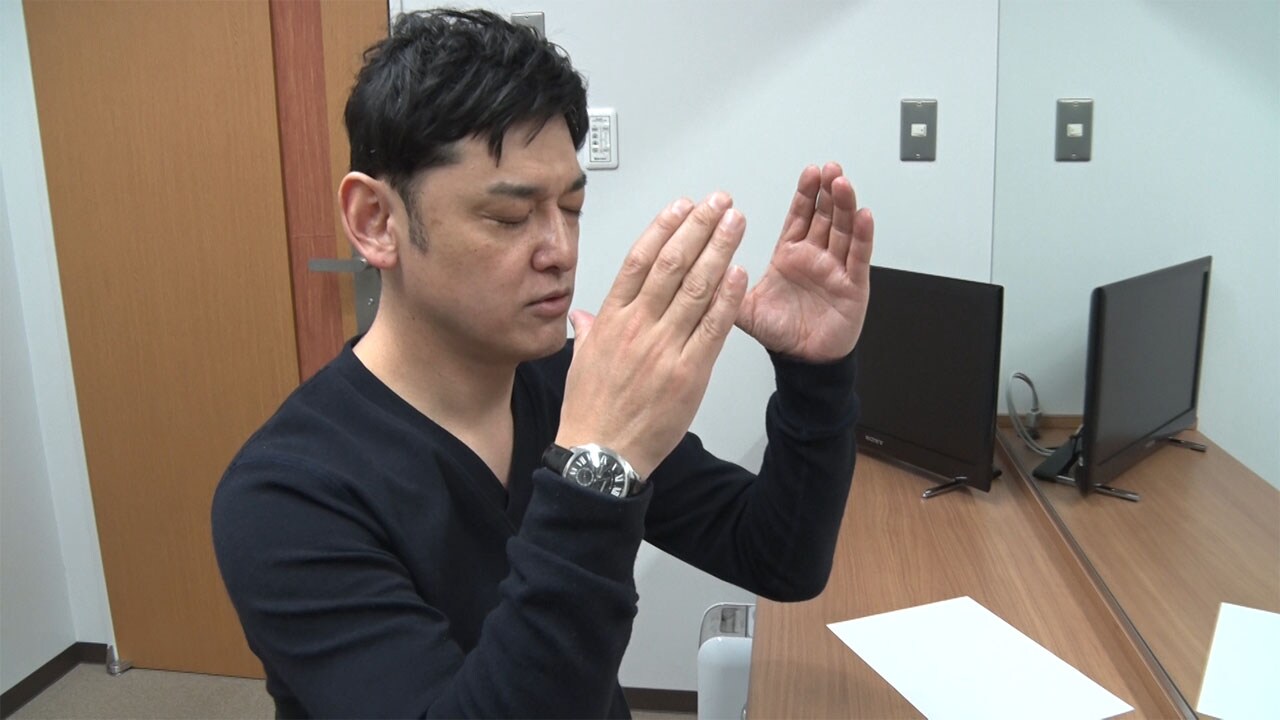 ラーメンの汁を飲み干すイメージを浮かべながら鉢の大きさを考えるシャンプーハットてつじ。(c)MBS