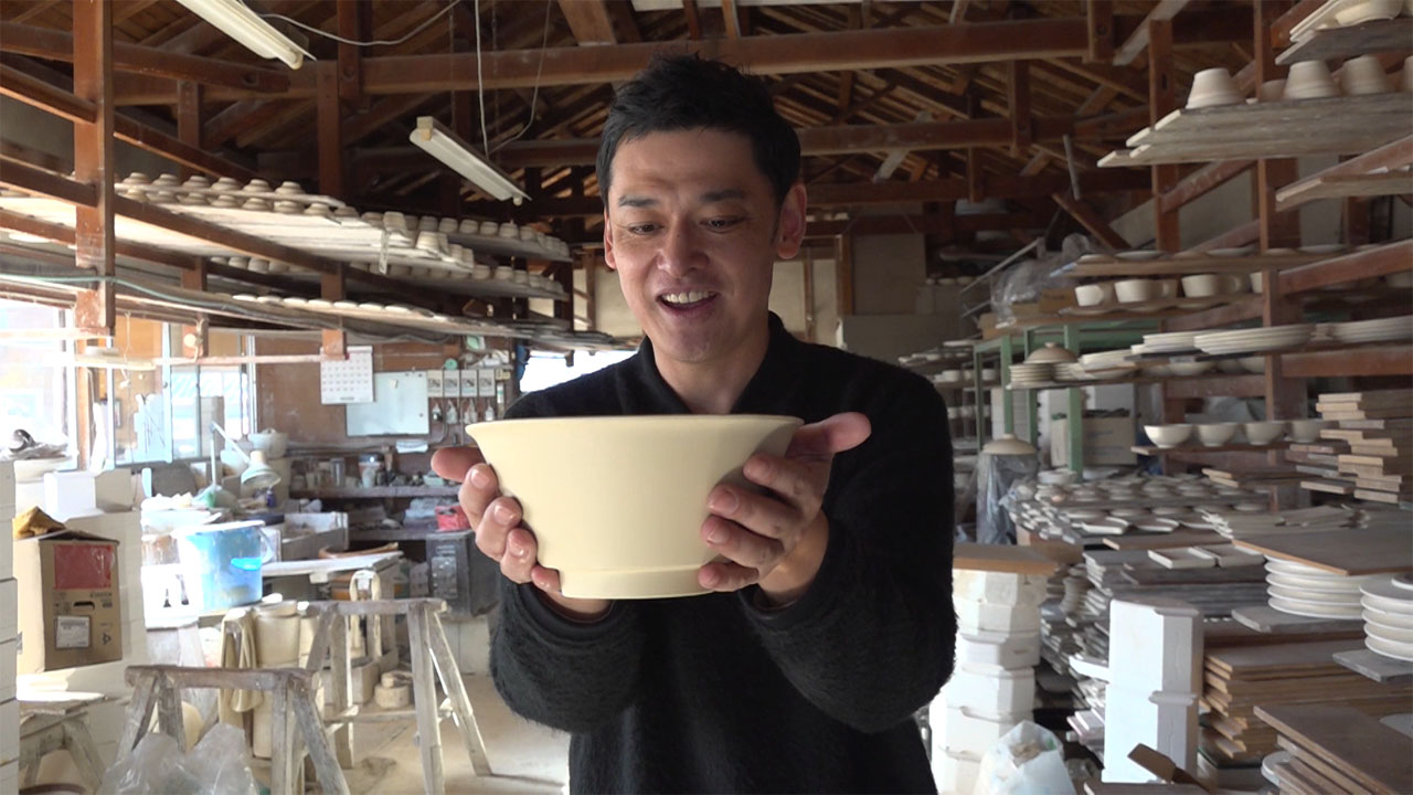 試作品のラーメン鉢を手に笑顔のてつじ。(c)MBS