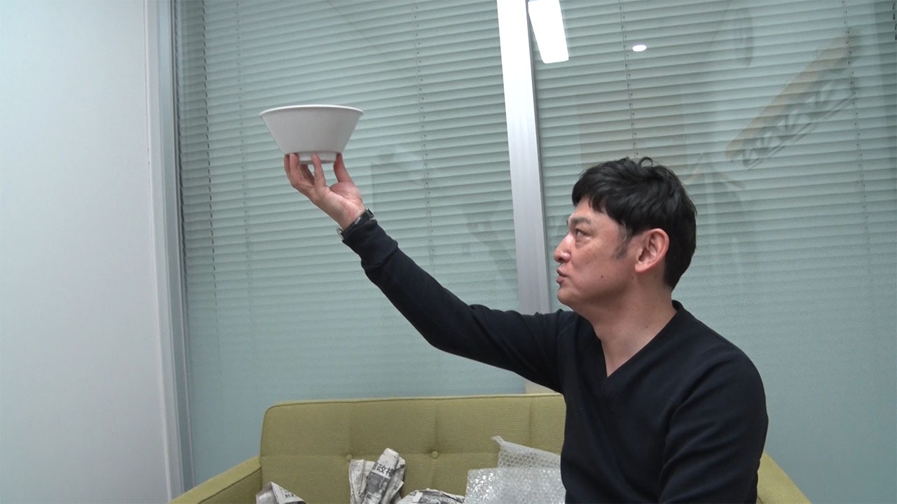 でき上がったラーメン鉢を眺めるてつじ。(c)MBS