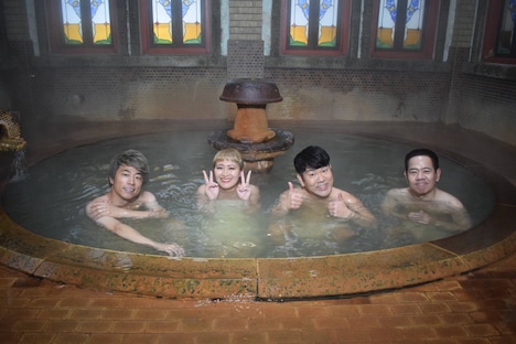 （左から）ロンドンブーツ1号2号・田村淳、丸山桂里奈、FUJIWARA。(c)SBC