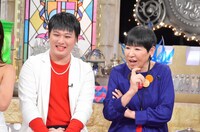 左からMr.シャチホコ、和田アキ子。(c)読売テレビ