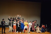 喜ぶワタナベコメディスクール生と、うなだれるスクールJCA生。