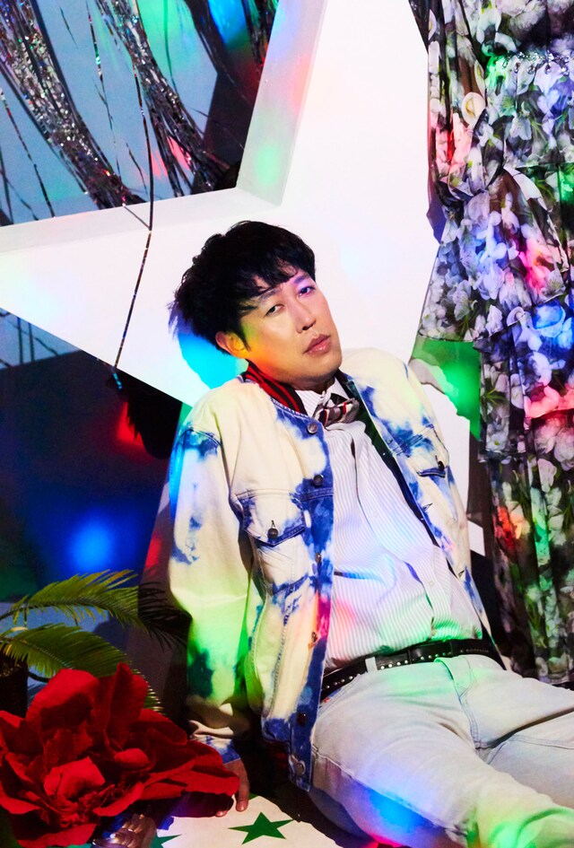 「NYLON JAPAN」より小籔千豊。