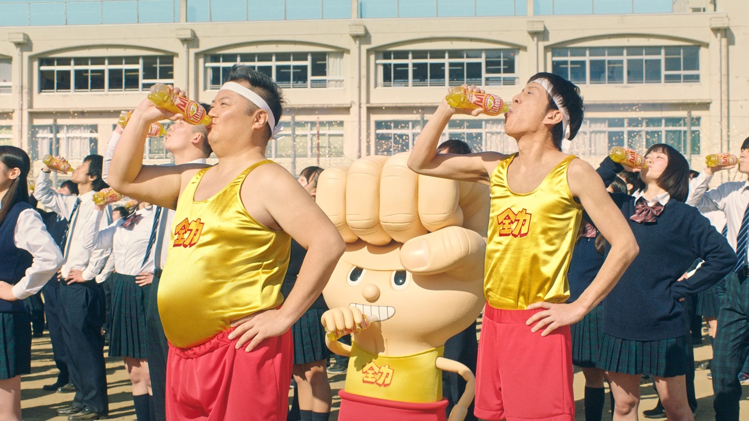 「デカビタC ダブルスーパーチャージ」新CMのワンシーン。
