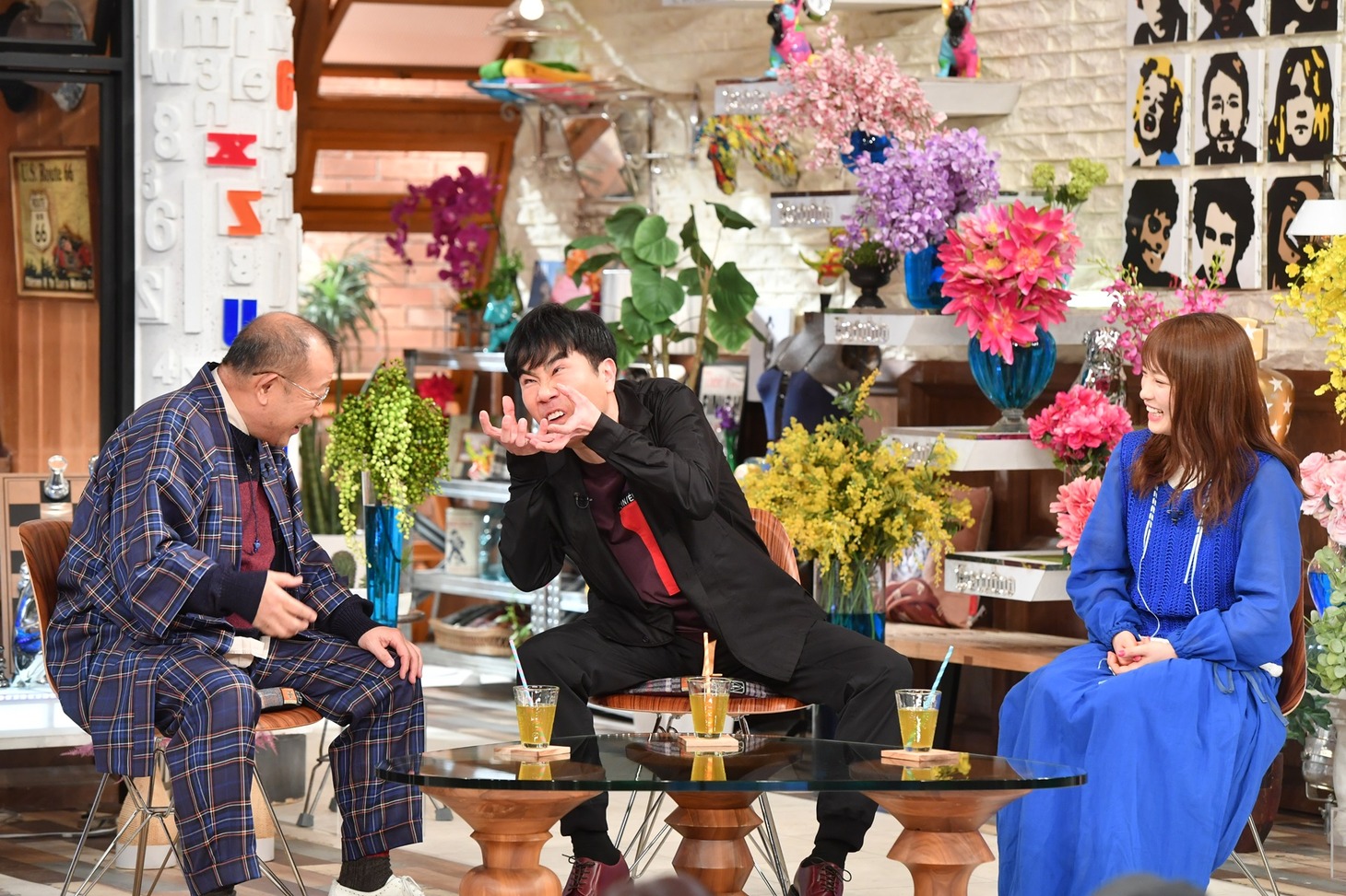 （左から）笑福亭鶴瓶、藤井隆、川栄李奈。(c)TBS