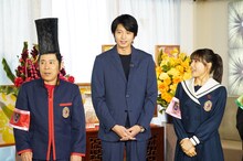 左からナインティナイン岡村、向井理、土屋太鳳。(c)日本テレビ