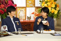 左から田中圭、向井理。(c)日本テレビ