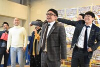 会見中、コロコロチキチキペッパーズ・ナダルの失言をよしもと社員に言いつけるミキの2人。