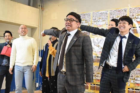 会見中、コロコロチキチキペッパーズ・ナダルの失言をよしもと社員に言いつけるミキの2人。