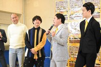 会見中の様子。