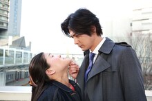 「Bの戦場」より久世（速水もこみち）に“顎クイ”される香澄（ガンバレルーヤよしこ）。