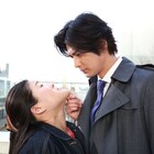 ガンバレルーヤよしこが速水もこみちに顎クイ&バックハグされる場面写真