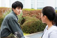 武内（大野拓朗）に見つめられる香澄（ガンバレルーヤよしこ）。