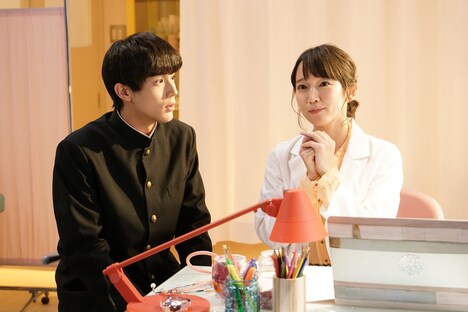 コント「みんな大好き！バカヤロわかな先生」より、中川大志（左）と吉岡里帆（右）。(c)NHK