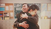 親と抱擁する加藤くん（霜降り明星・粗品）。