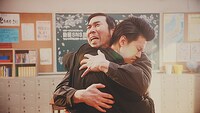 親と抱擁する加藤くん（霜降り明星・粗品）。