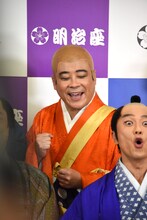 バッファロー吾郎A（左）。