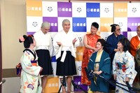 囲み取材の様子。