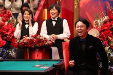 有吉弘行、バカリズム（中央）、永島優美アナ（左）。(c)フジテレビ