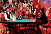 有吉弘行（右）をバカリズム（左）がダマそうとするワンシーン。 (c)フジテレビ