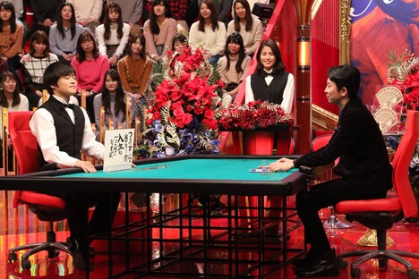 有吉弘行（右）をバカリズム（左）がダマそうとするワンシーン。 (c)フジテレビ