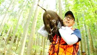 イノシシを狩る東野幸治。