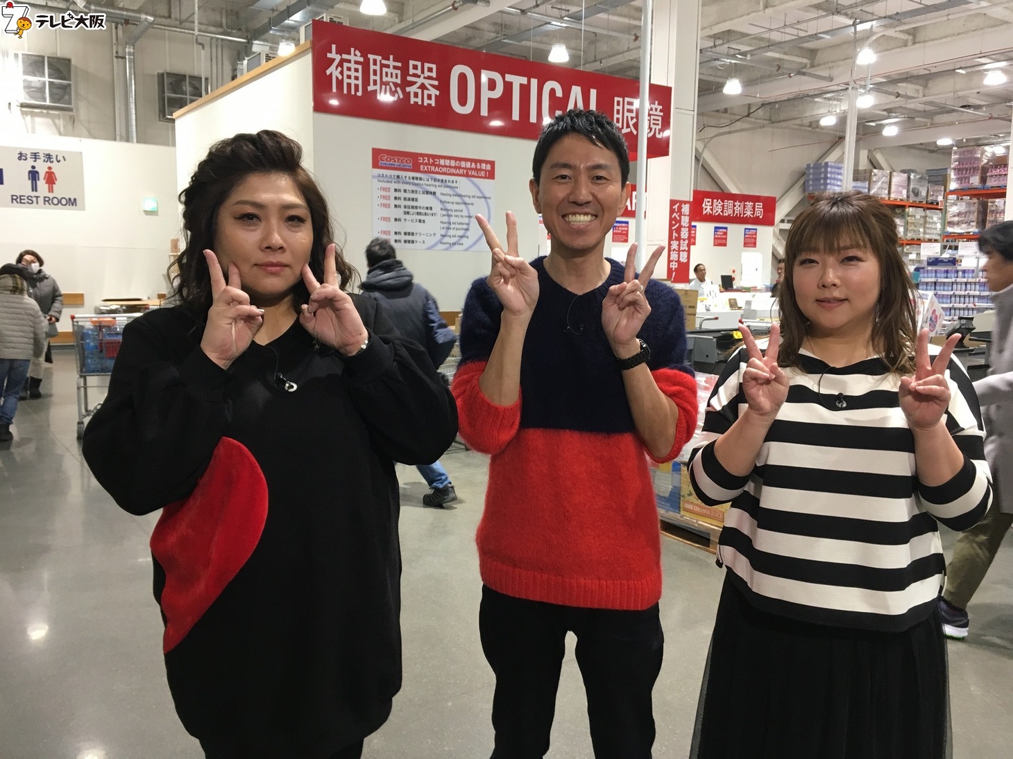 左から海原ともこ、チュートリアル福田、海原やすよ。