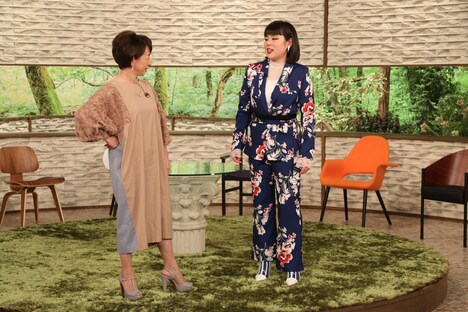 気合いの入った衣装を披露するブルゾンちえみ（右）。(c)MBS