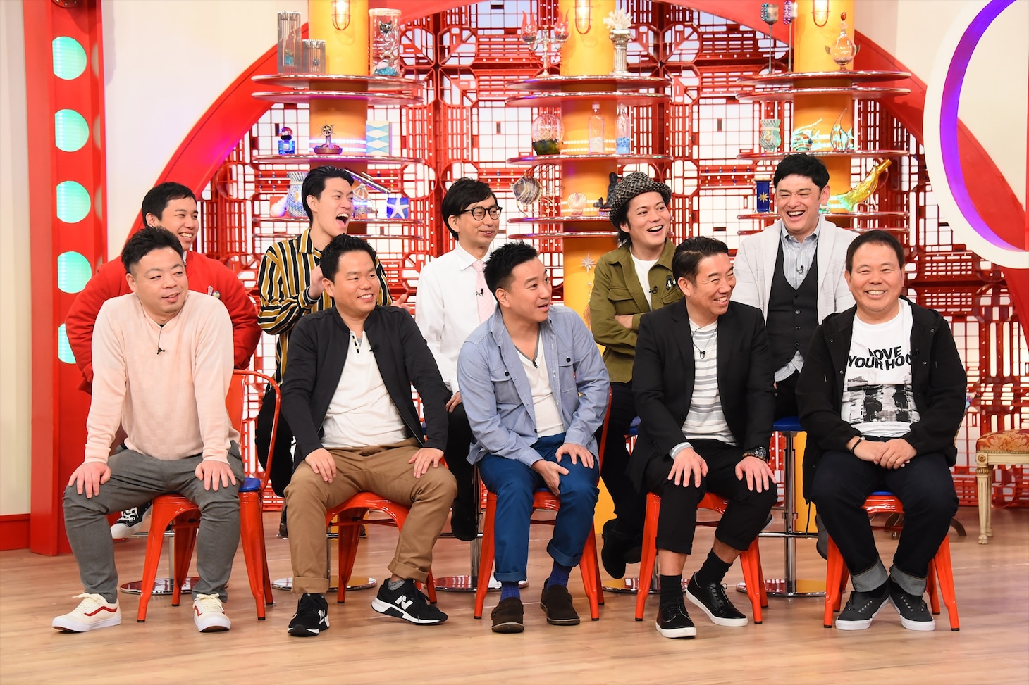 スタジオ出演する芸人たち。(c)関西テレビ