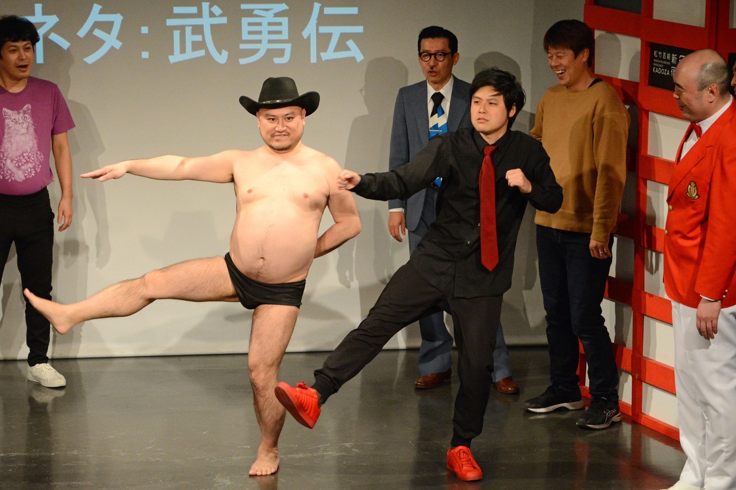 “武勇伝”を披露する（左から）ハリウッドザコシショウ、オジンオズボーン篠宮。