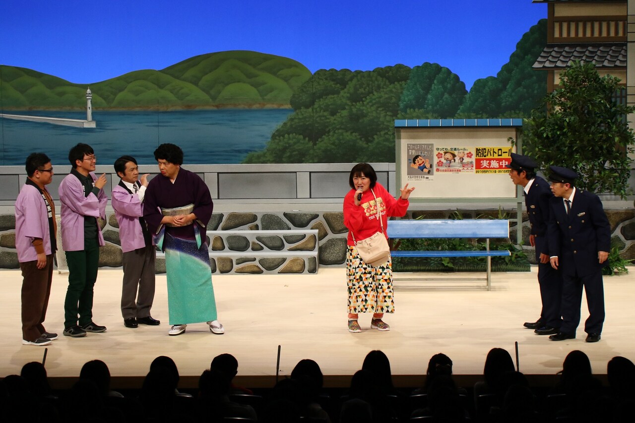 「さんま・岡村の花の駐在さん」のワンシーン。