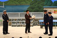 「さんま・岡村の花の駐在さん」のワンシーン。