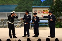 「さんま・岡村の花の駐在さん」のワンシーン。