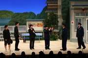 「さんま・岡村の花の駐在さん」のワンシーン。