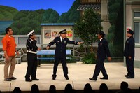 「さんま・岡村の花の駐在さん」のワンシーン。