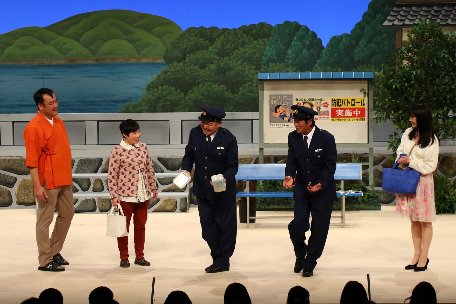 「さんま・岡村の花の駐在さん」のワンシーン。