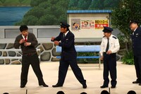 「さんま・岡村の花の駐在さん」のワンシーン。