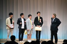 「第19回ビートたけしのエンタメ賞」演芸新人賞を獲得したマッハスピード豪速球と霜降り明星。