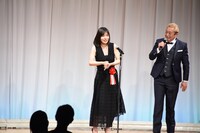「万引き家族」で「第28回東スポ映画大賞」助演女優賞の松岡茉優（左）。