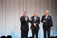 「アウトレイジ 最終章」で「TSUTAYA特別賞」を受賞したビートたけし（左）。