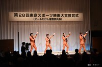 パフォーマンスを披露する純烈。