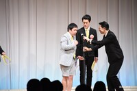 粗品の背にマイクの高さを合わせられそうになり慌てるせいや（左）。