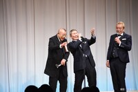 「第19回ビートたけしのエンタメ賞」日本芸能大賞を受賞した笑福亭鶴瓶（左）と、ビートたけし（中央）