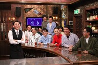 「有吉弘行のダレトク!?」に出演する、おぎやはぎ（右端）ら“人力舎軍団”と番組MCの有吉弘行（左端）。(c)関西テレビ
